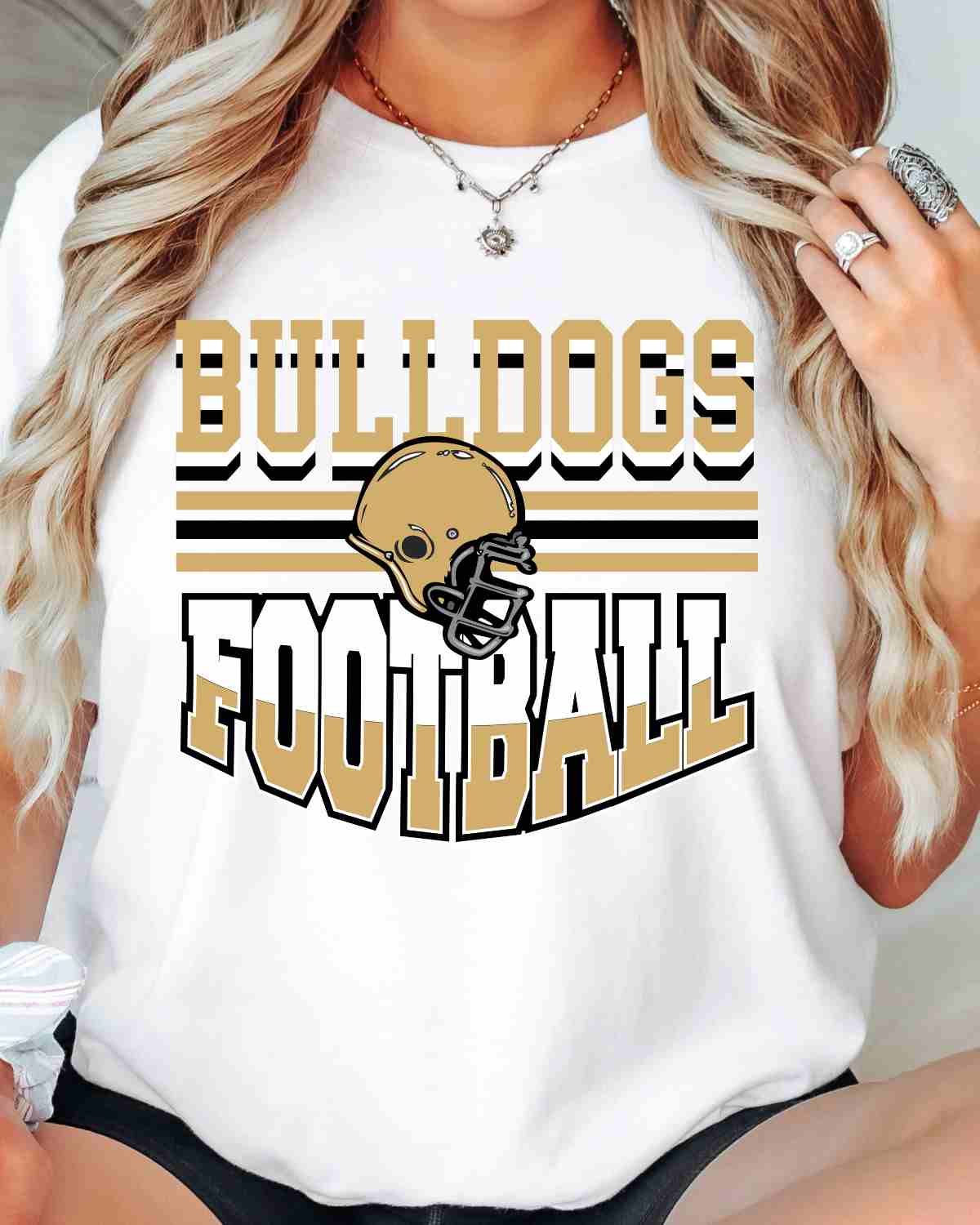 Bulldogs Football Helmet in the Middle DTF Transfer